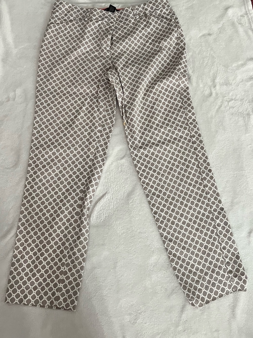 Women's Taupe & White Geometric Cropped Pants